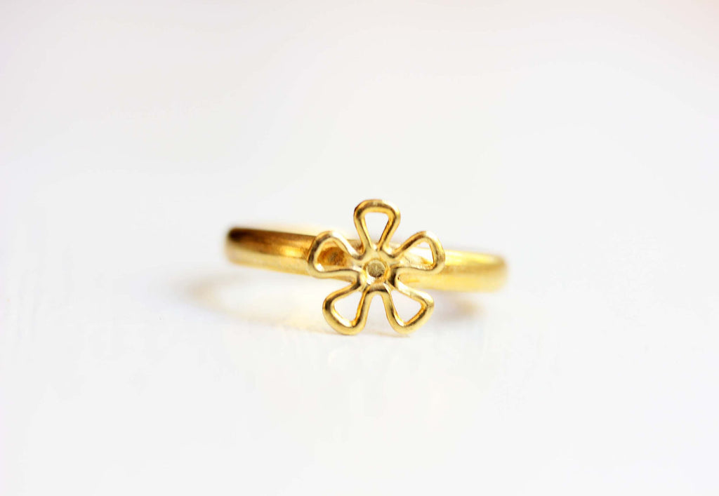 Wire gold daisy ring from Diament Jewelry, a gift shop in Washington, DC.