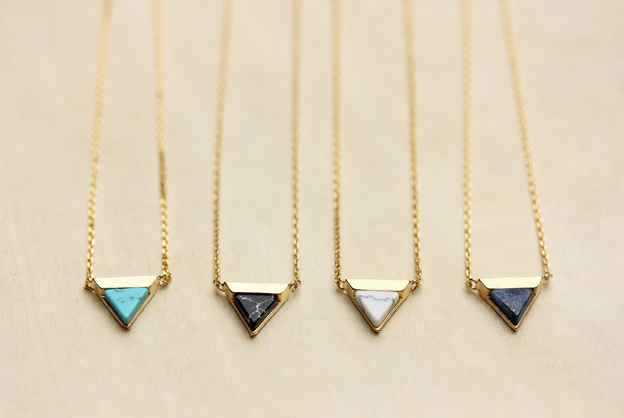 Gemstone Split Triangle Necklace Diament